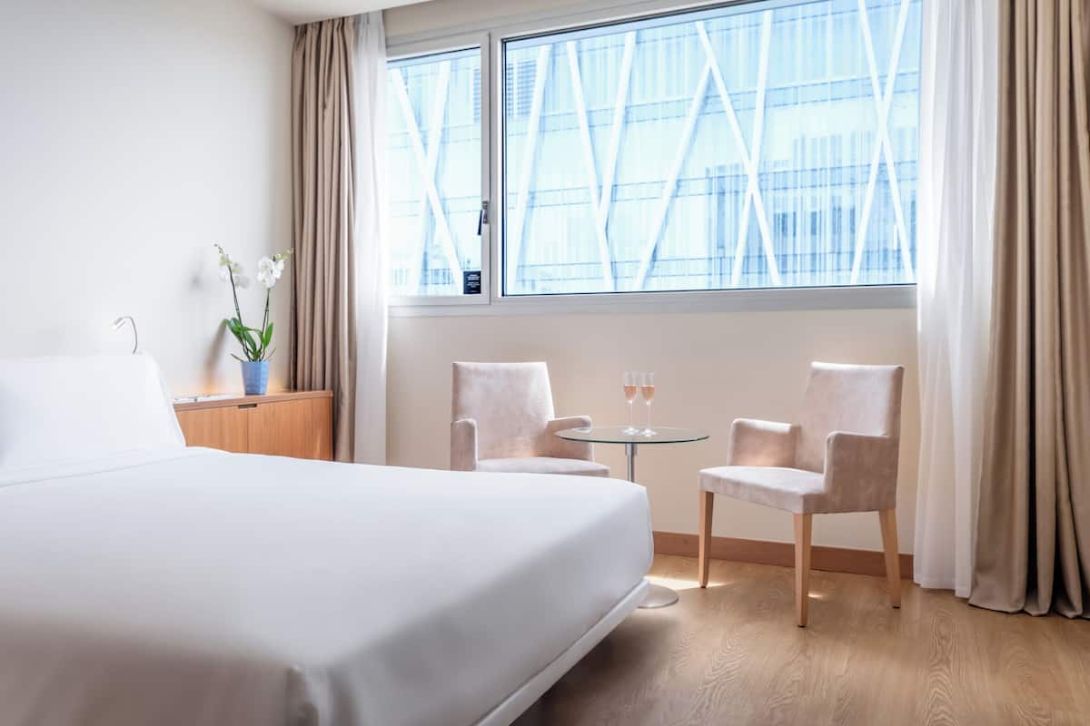 Minibar, coffres-forts dans les chambres, bureau, chambres insonorisées