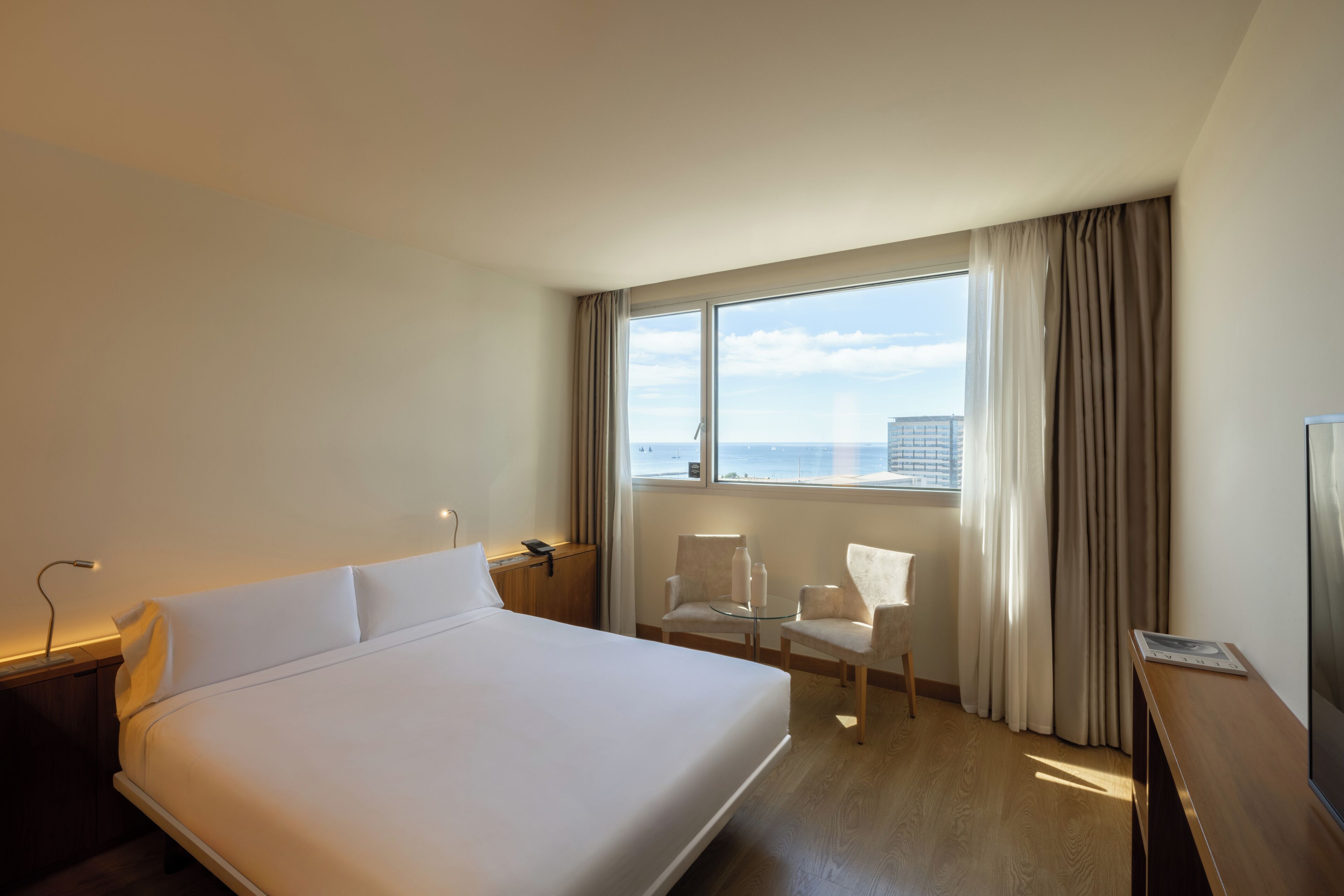 Minibar, caja de seguridad en la habitación y escritorio 