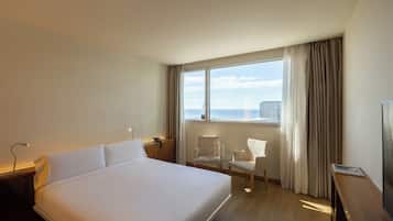 Een minibar, een kluis op de kamer, een bureau, geluiddichte muren