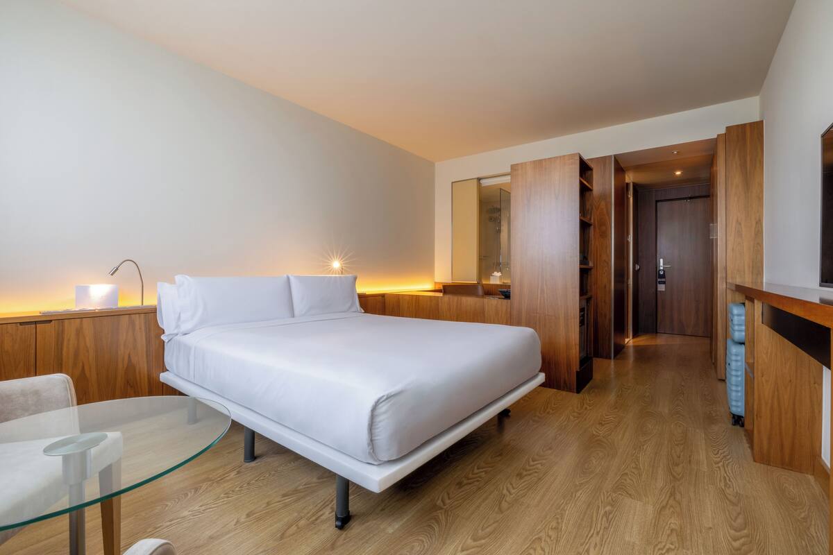 Minibar, safe på rommet, skrivebord og lydisolert