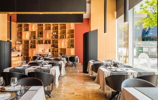 2 restaurantes, se sirve desayuno 