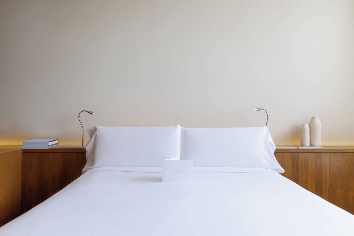 Minibar, safe på rommet, skrivebord og lydisolert