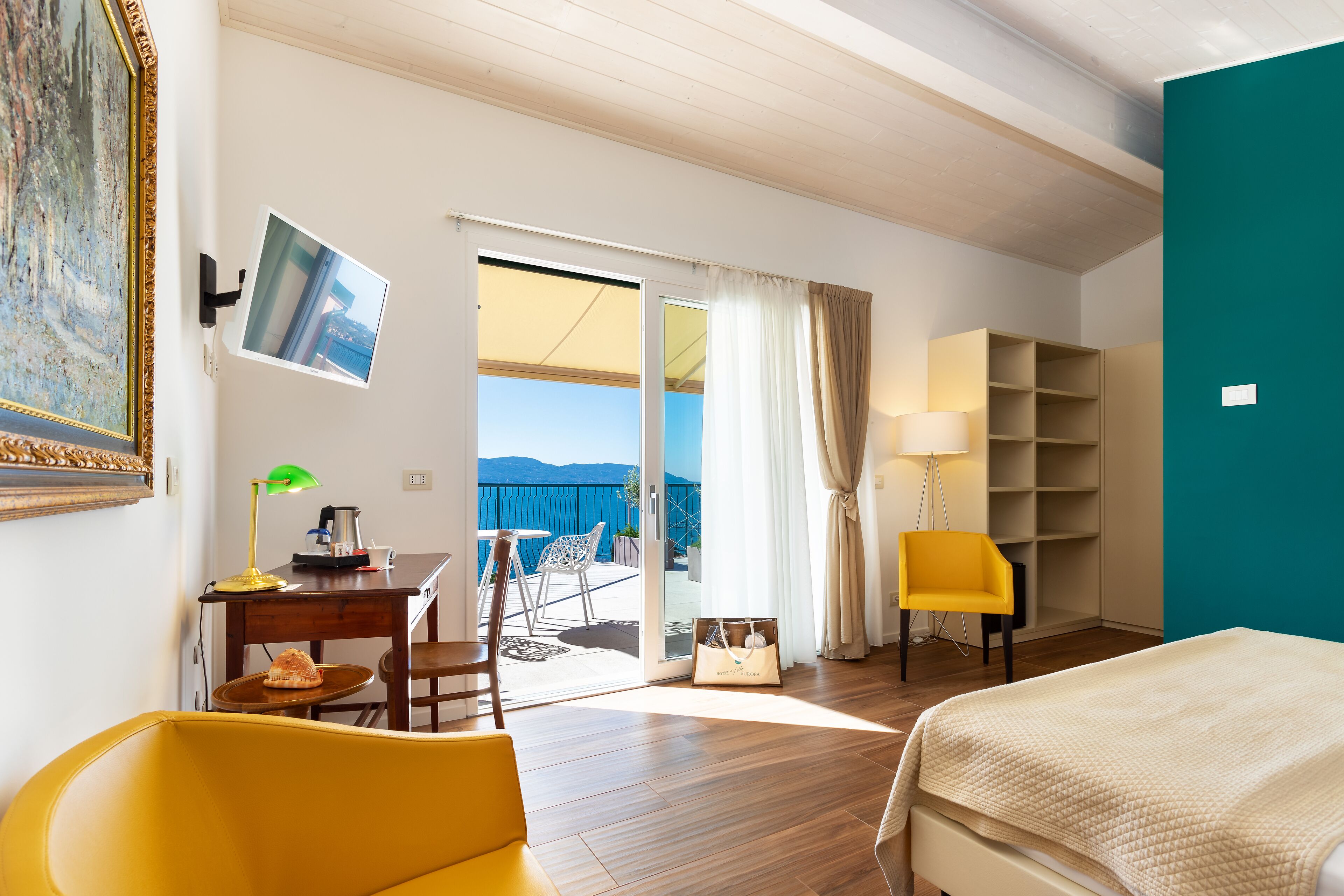 Suite panoramica, balcone, vista lago | Biancheria da letto di alta qualità, minibar, una cassaforte in camera