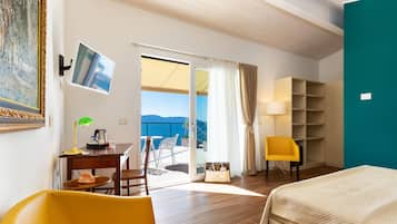 Suite panoramica, balcone, vista lago | Biancheria da letto di alta qualità, minibar, una cassaforte in camera