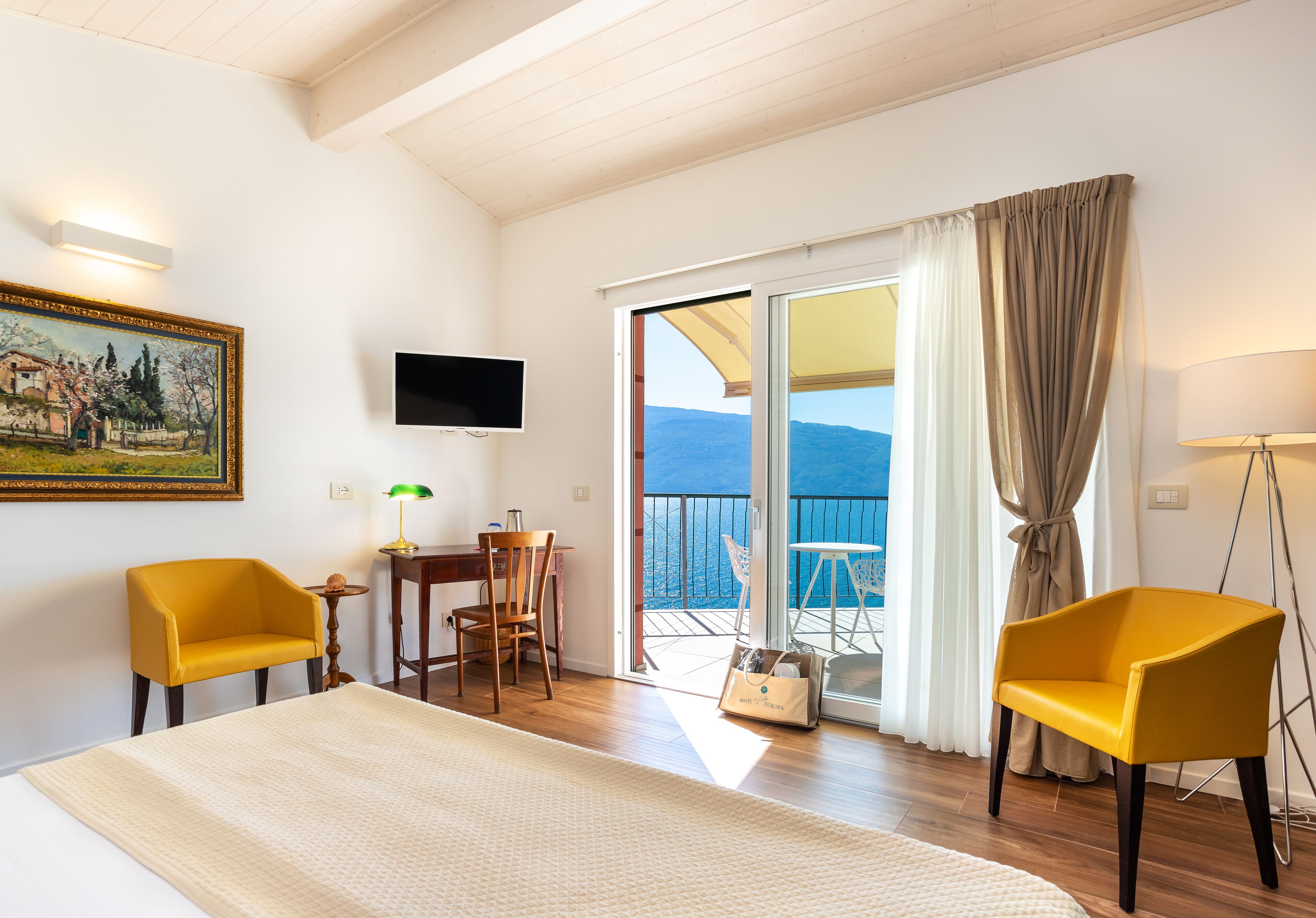 panoramic suite, balcony, lake view | 1 bedroom, premium bedding, minibar, in-room safe