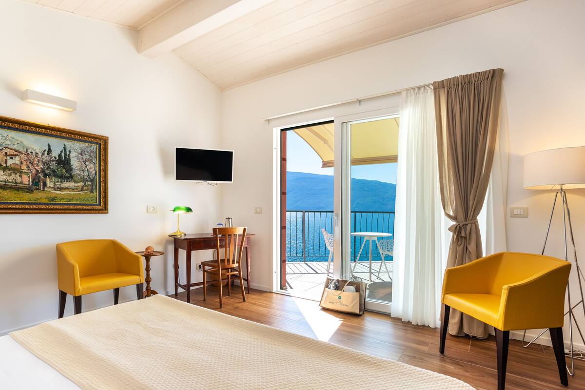 panoramic suite, balcony, lake view | 1 bedroom, premium bedding, minibar, in-room safe