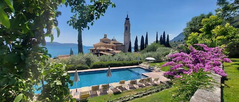 Piscina stagionale all'aperto, lettini