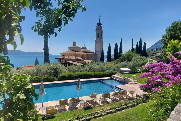 Seasonal outdoor pool, open 10:00 AM to 7:00 PM, sun loungers