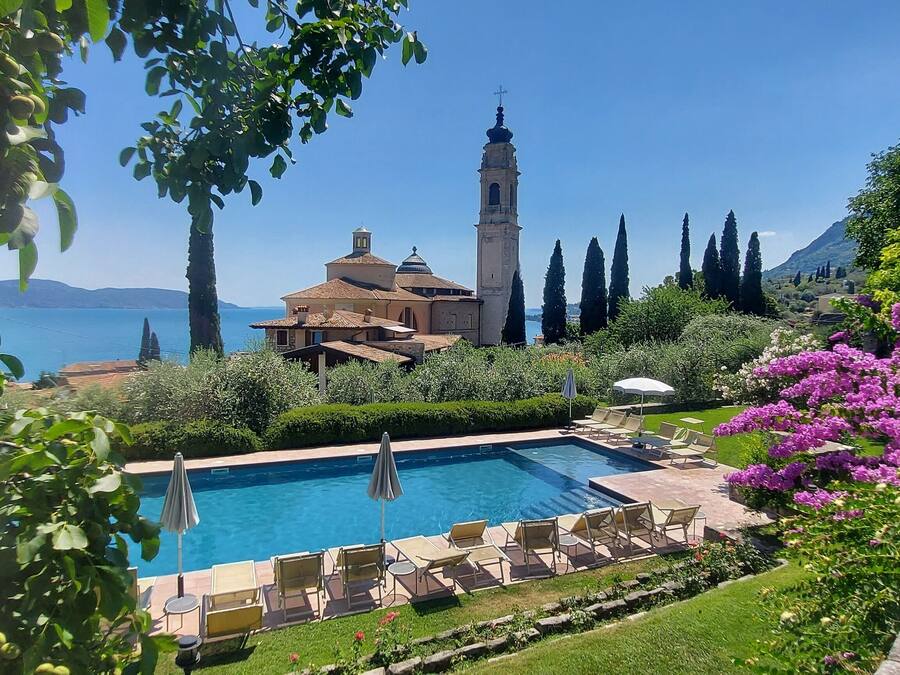 Kolam renang outdoor musiman, dengan kursi berjemur