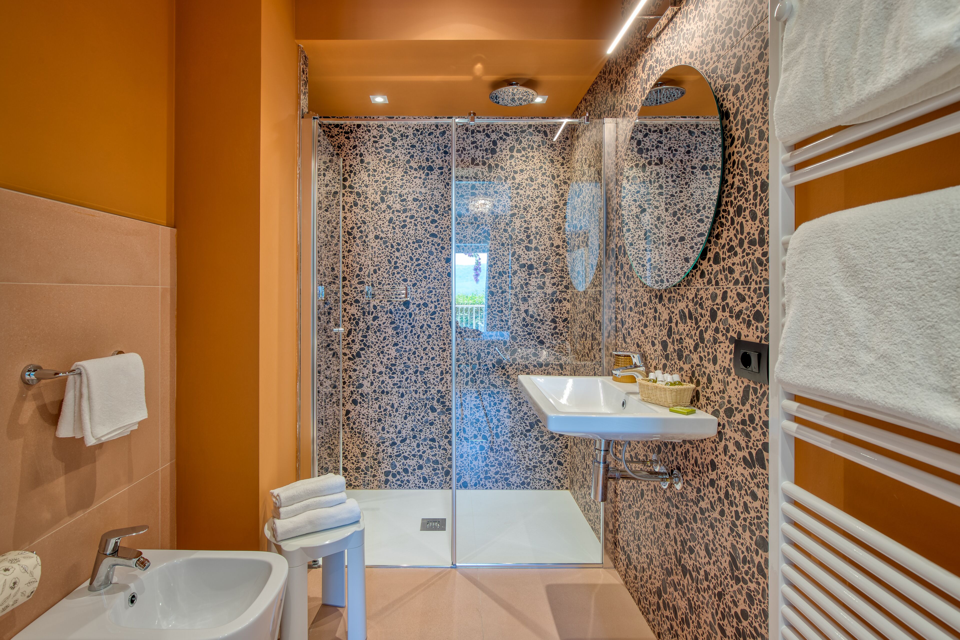 classic double room, partial lake view, ground floor | bathroom | shower, free toiletries, hair dryer, towels