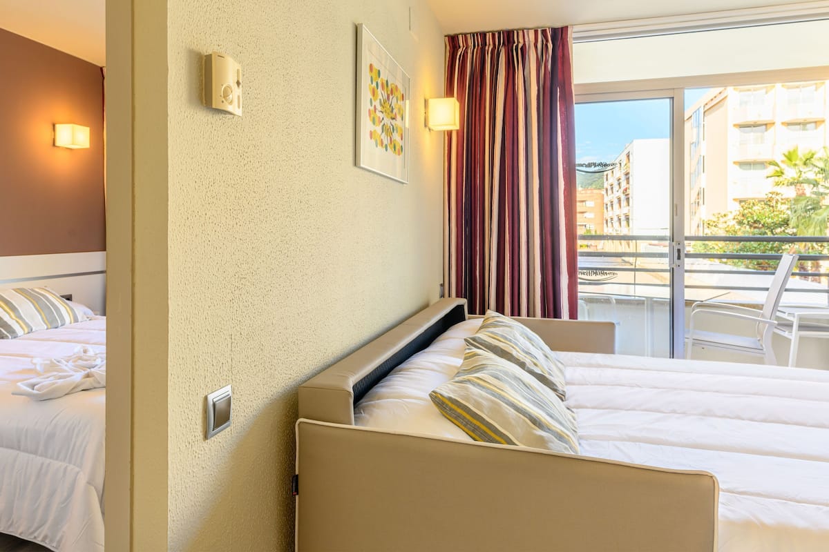 Blackout curtains, free WiFi, bed sheets