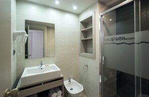 Douche, séchoir à cheveux, serviettes fournies