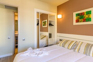 Cortinas blackout, wifi gratis y ropa de cama