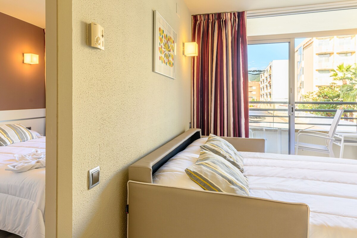 Cortinas blackout, wifi gratis y ropa de cama 