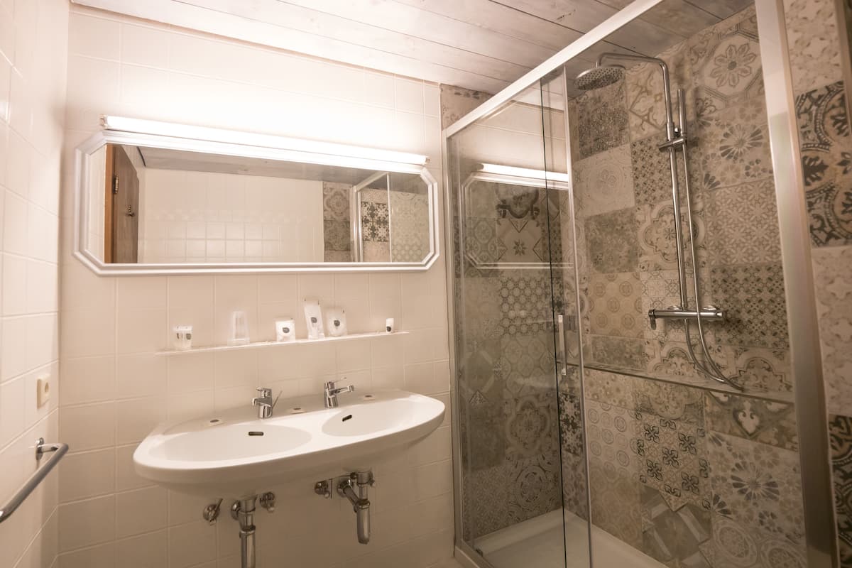 Basic-Suite, 1 Schlafzimmer | Badezimmer | Haartrockner, BademĂ€ntel, Bidet, HandtĂŒcher