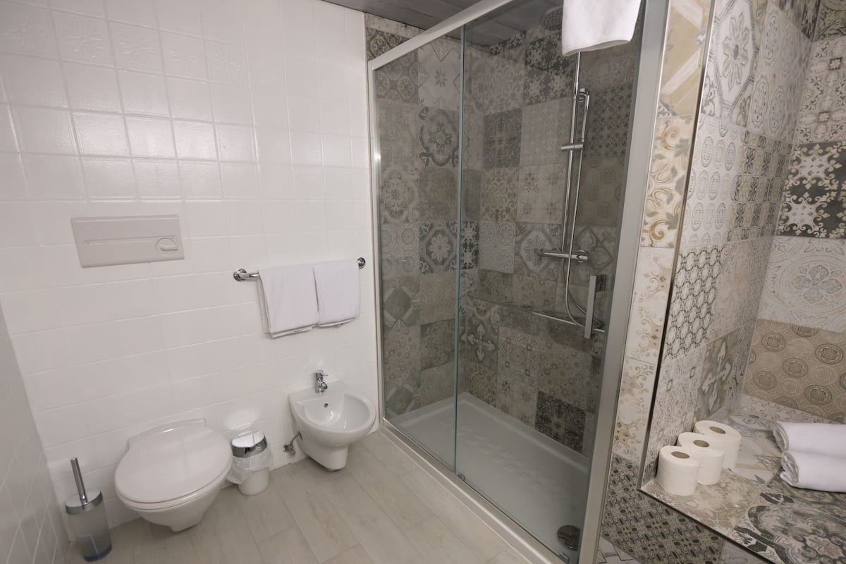 Haartrockner, BademĂ€ntel, Bidet, HandtĂŒcher