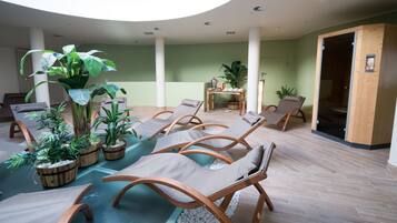 Salas de tratamiento para parejas, un sauna, una bañera de hidromasaje