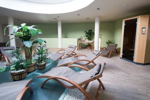 Couples treatment room(s), sauna, hot tub, steam room