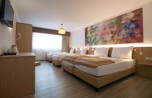 Caja de seguridad en la habitación, cunas gratuitas y ropa de cama 