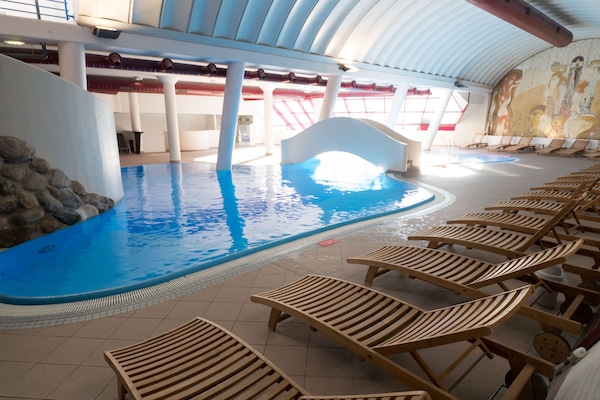 Kolam renang tertutup, kerusi lepak pantai