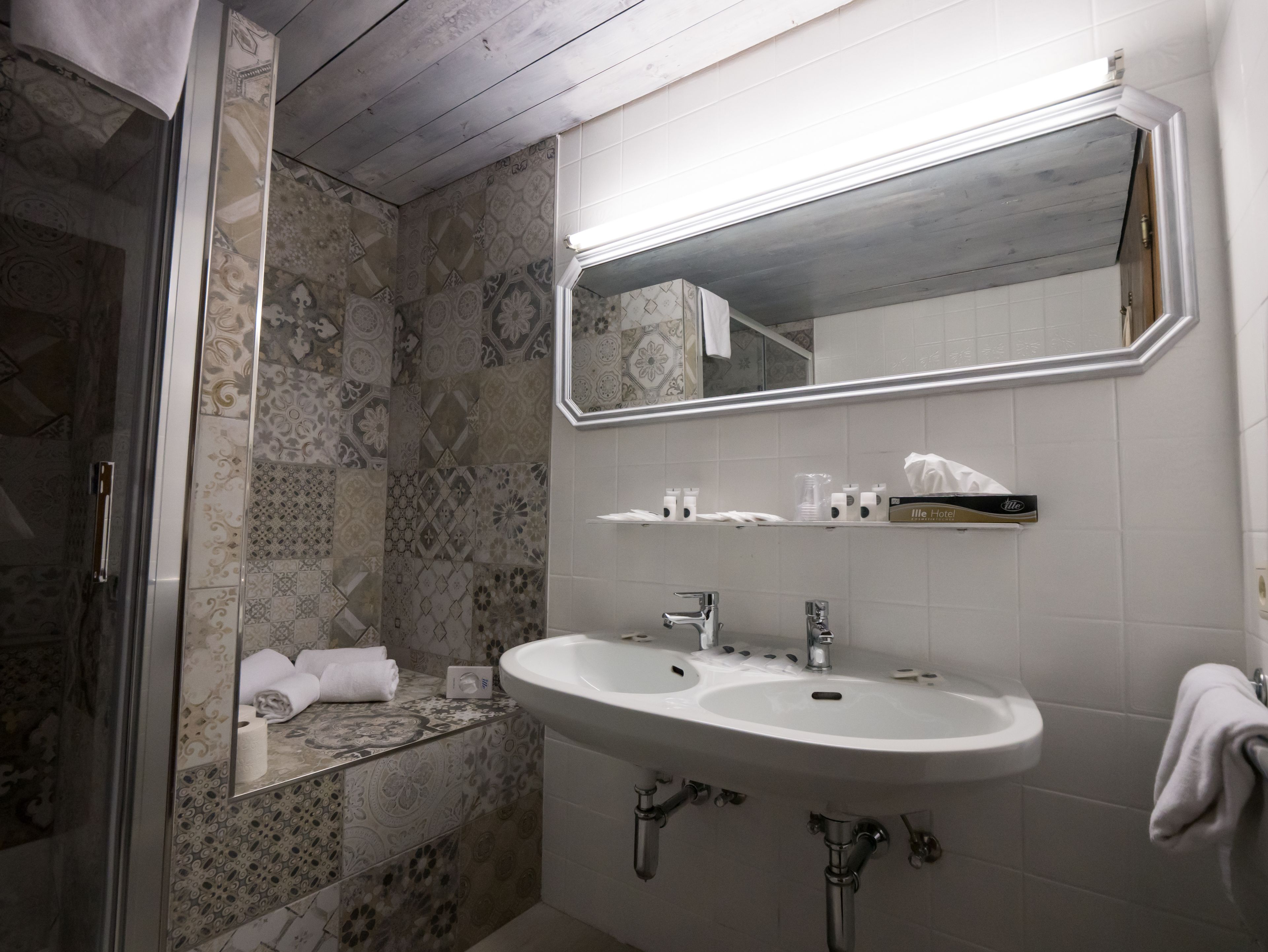 triple room | bathroom | hair dryer, bathrobes, bidet, towels