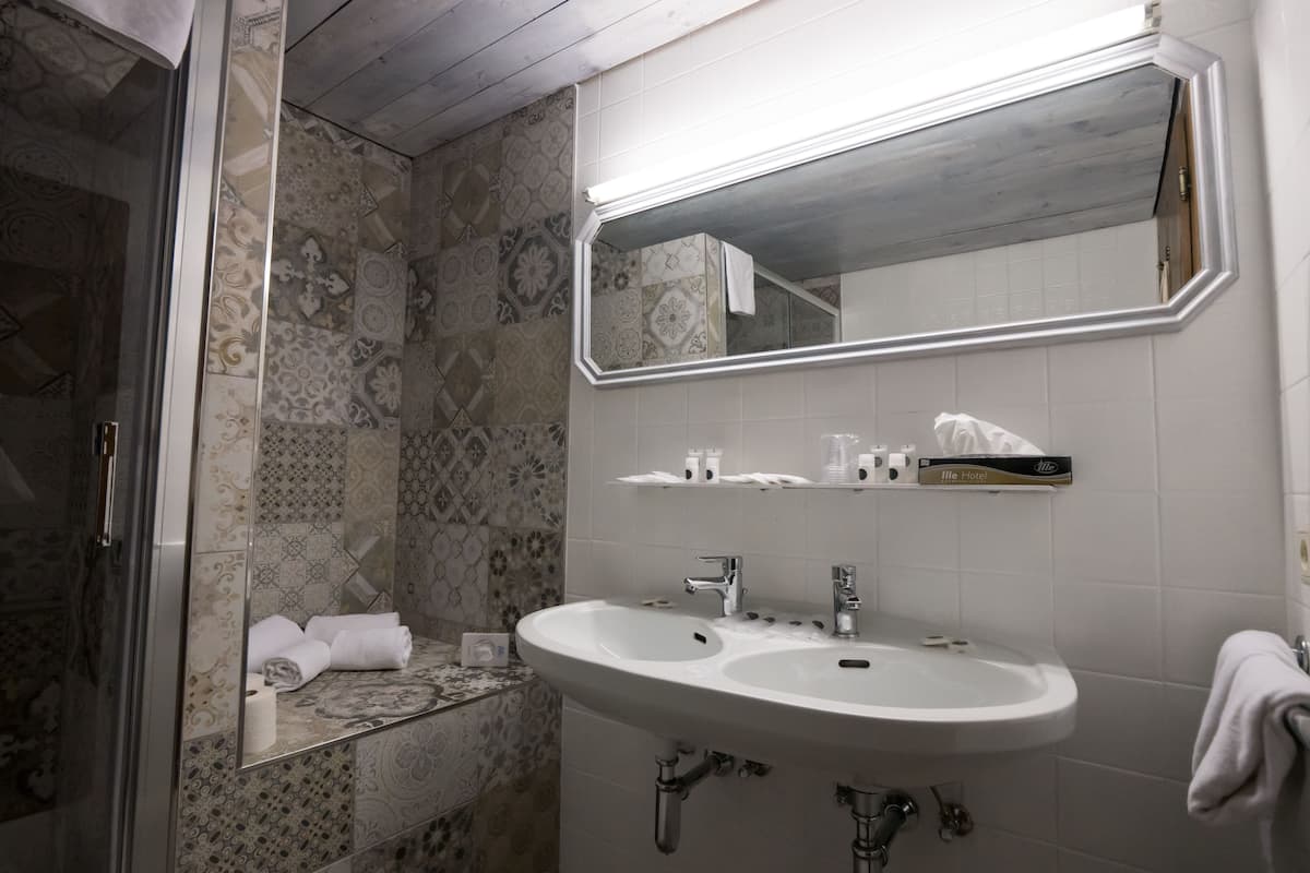 triple room | bathroom | hair dryer, bathrobes, bidet, towels