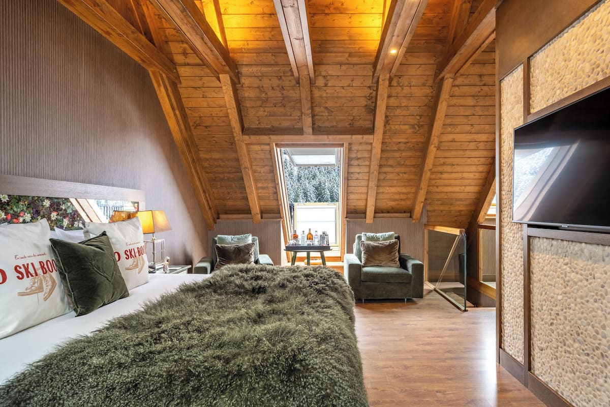 2 bedrooms, premium bedding, down duvets, minibar