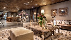 Lobby sitting area - Hotel Val De Neu (Naut Aran)