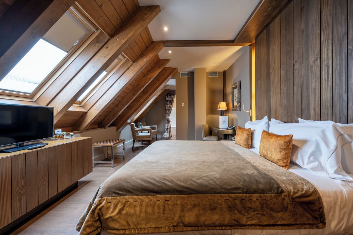 2 bedrooms, premium bedding, down duvets, minibar