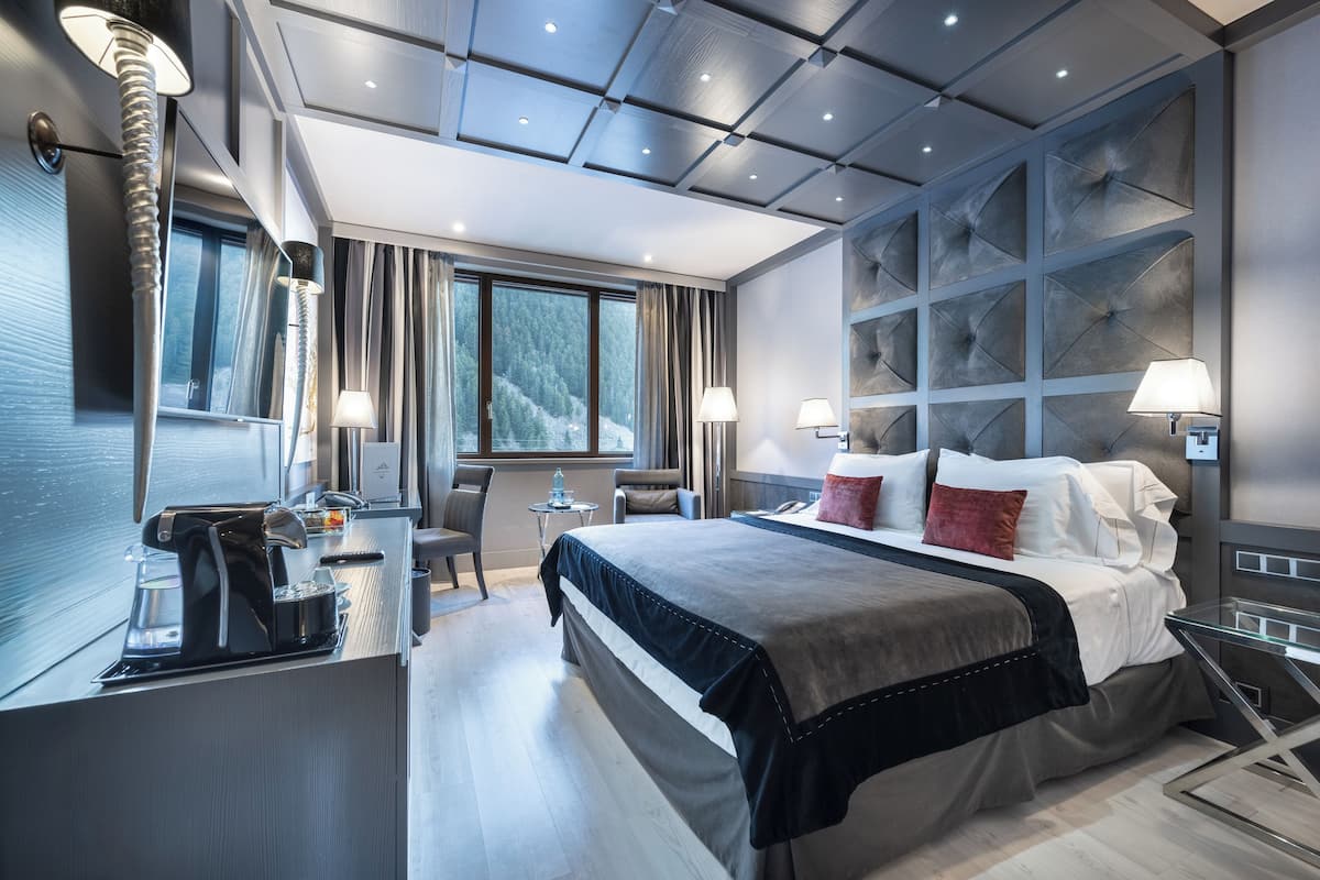 2 bedrooms, premium bedding, down duvets, minibar