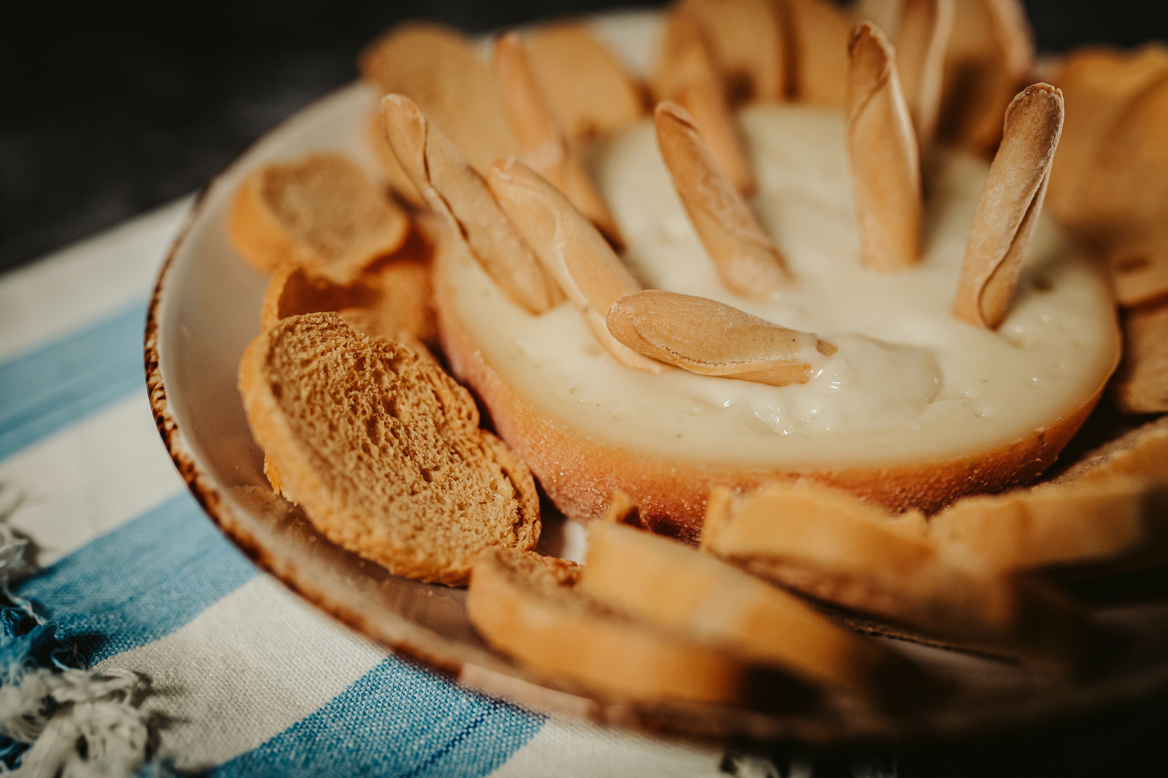Un plato de comida con pan y una crema untable.