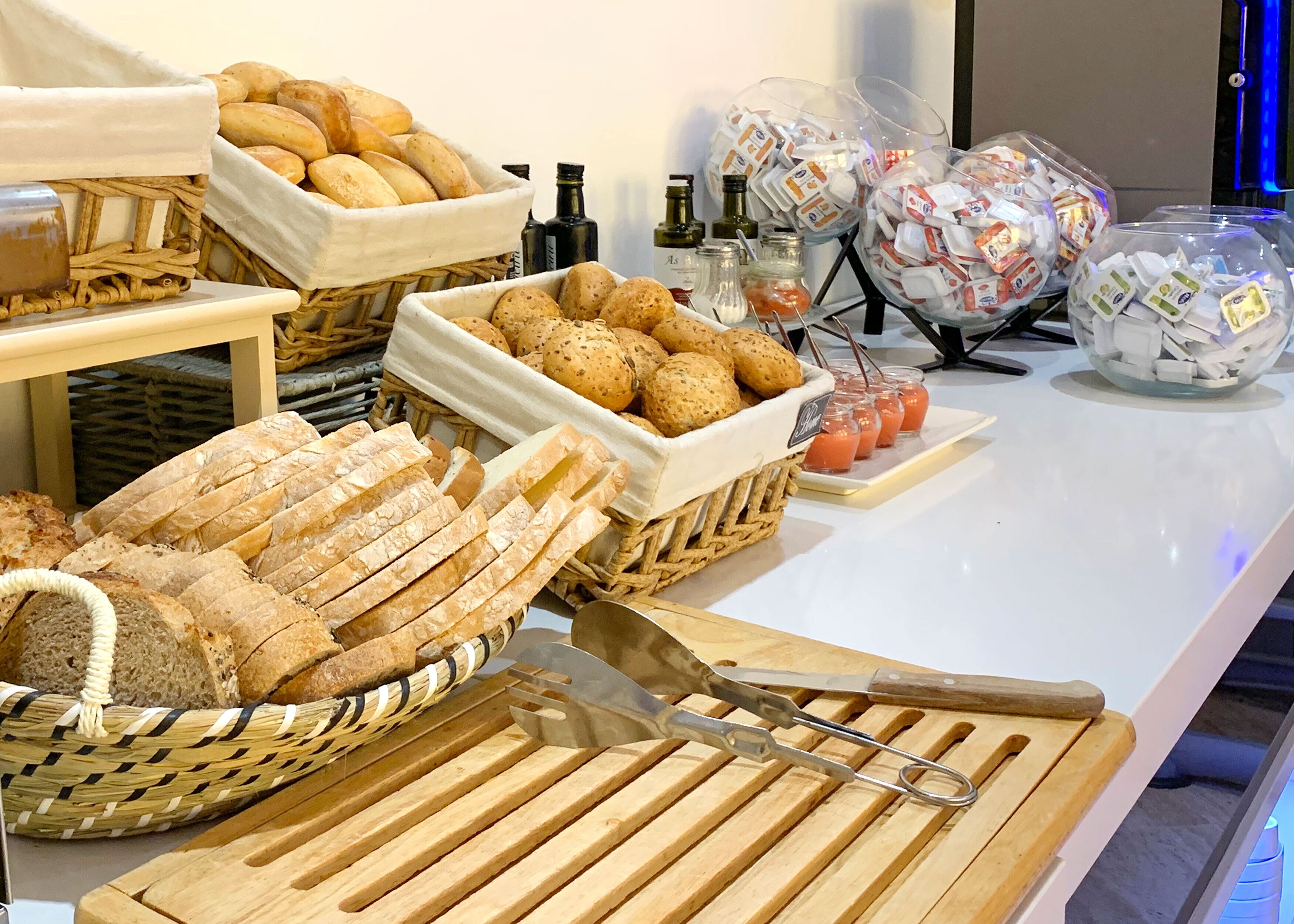 Ein reichhaltiges Buffet mit verschiedenen Speisen und Beilagen.