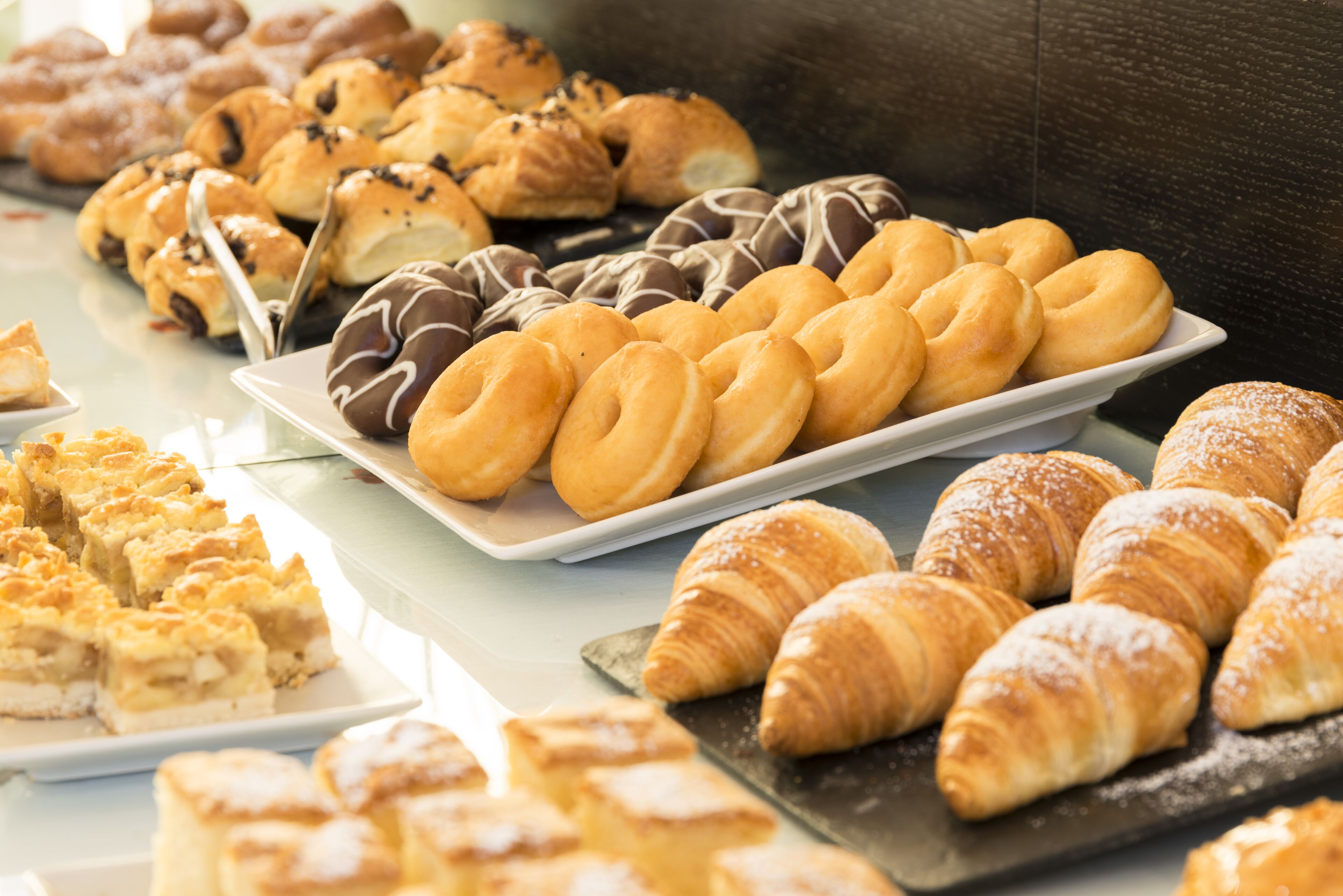 Eine Auswahl an Gebäck und Desserts ist ausgestellt.