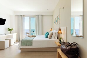 A modern hotel room with a large bed, bedside table, and a view of the sea. - Albatros Beach Hotel - Letojanni (Letojanni)