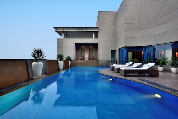 Piscina externa, espreguiçadeiras