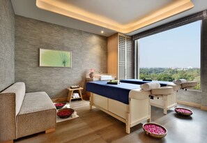 Couples treatment rooms, body treatments, deep-tissue massages