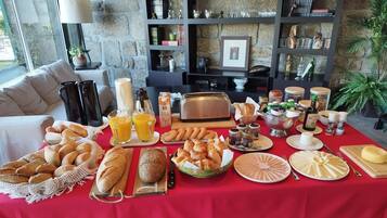 Serviço de almoço e jantar; culinária portuguesa, vistas para a piscina