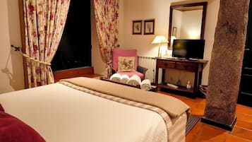 Double Room | Individually decorated, individually furnished, desk, blackout drapes