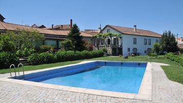 Piscina externa, guarda-sóis, espreguiçadeiras