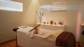 Couples treatment rooms, body treatments, hot stone massages