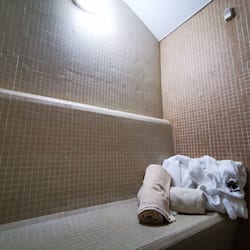 Parihoitohuone(ita), vartalohoitoja, kuumakivihierontaa