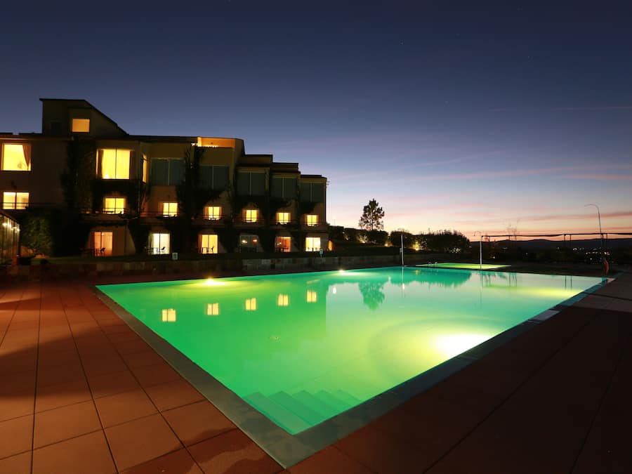 Innendørsbasseng, utendørsbasseng og solsenger