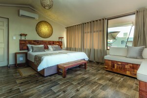 Caja de seguridad en la habitación y ropa de cama 