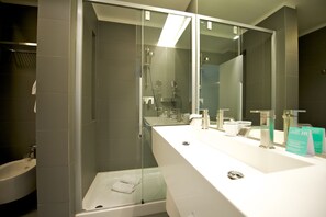 Articles de toilette griffés, séchoir à cheveux, bidet