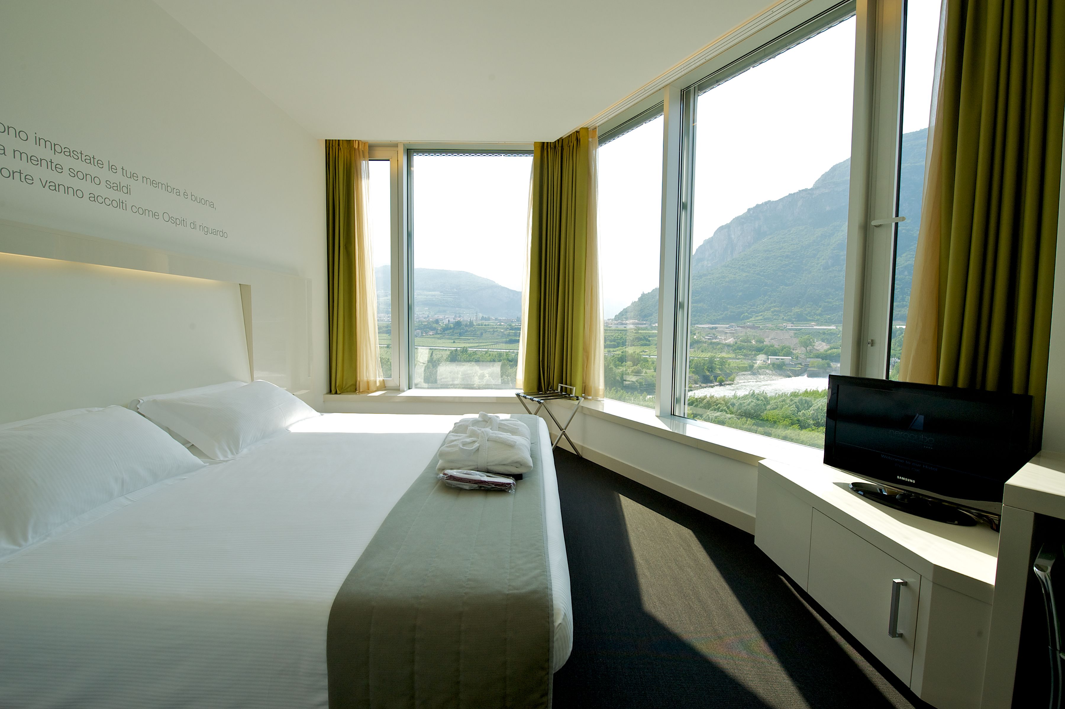 superior room, 1 king bed | down duvets, minibar, in-room safe, desk