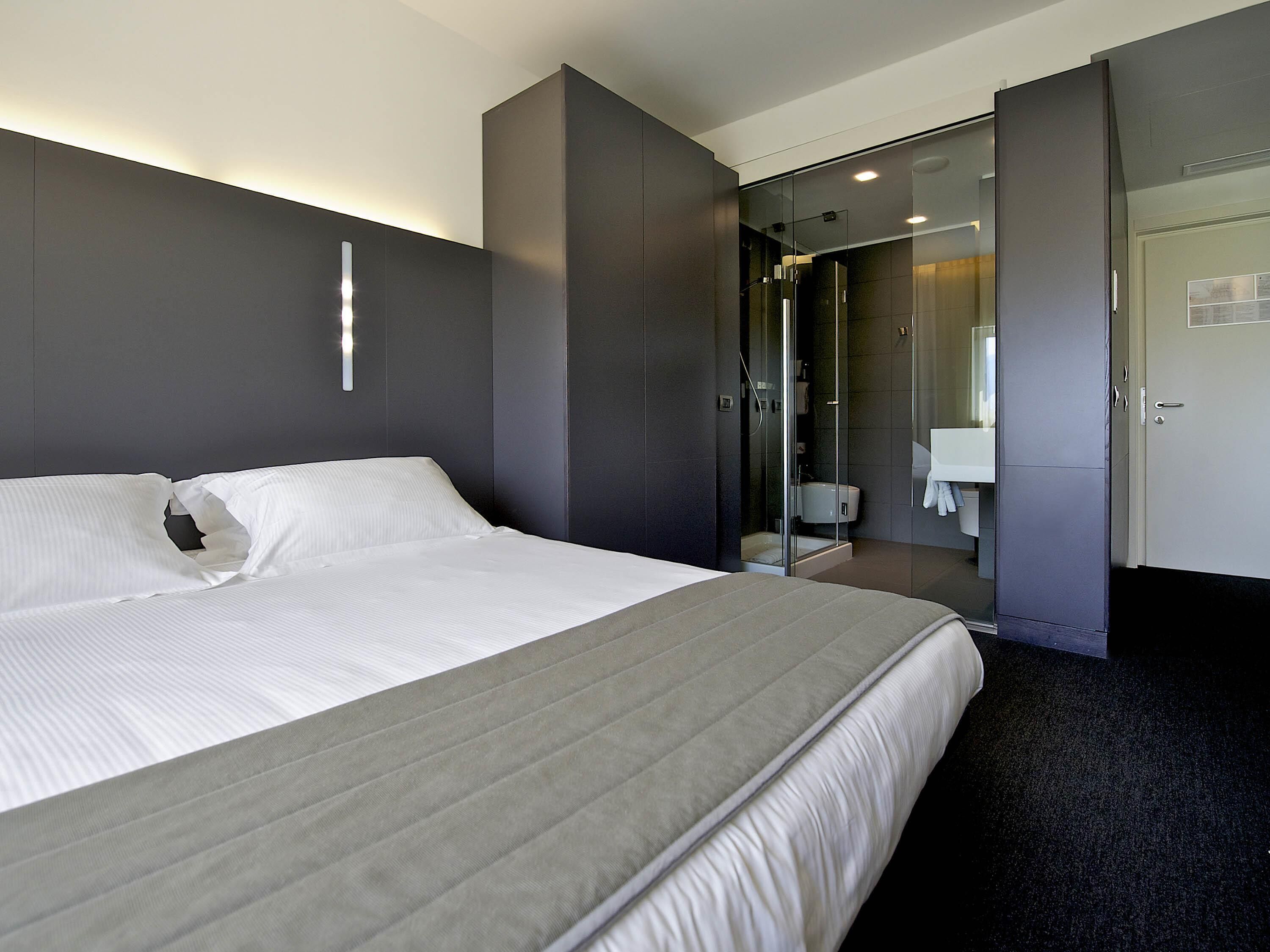 Habitación clásica, 1 cama matrimonial | Edredón, minibar, caja de seguridad en la habitación y escritorio 