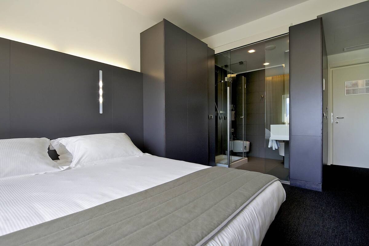Habitación clásica, 1 cama matrimonial | Edredón, minibar, caja de seguridad en la habitación y escritorio