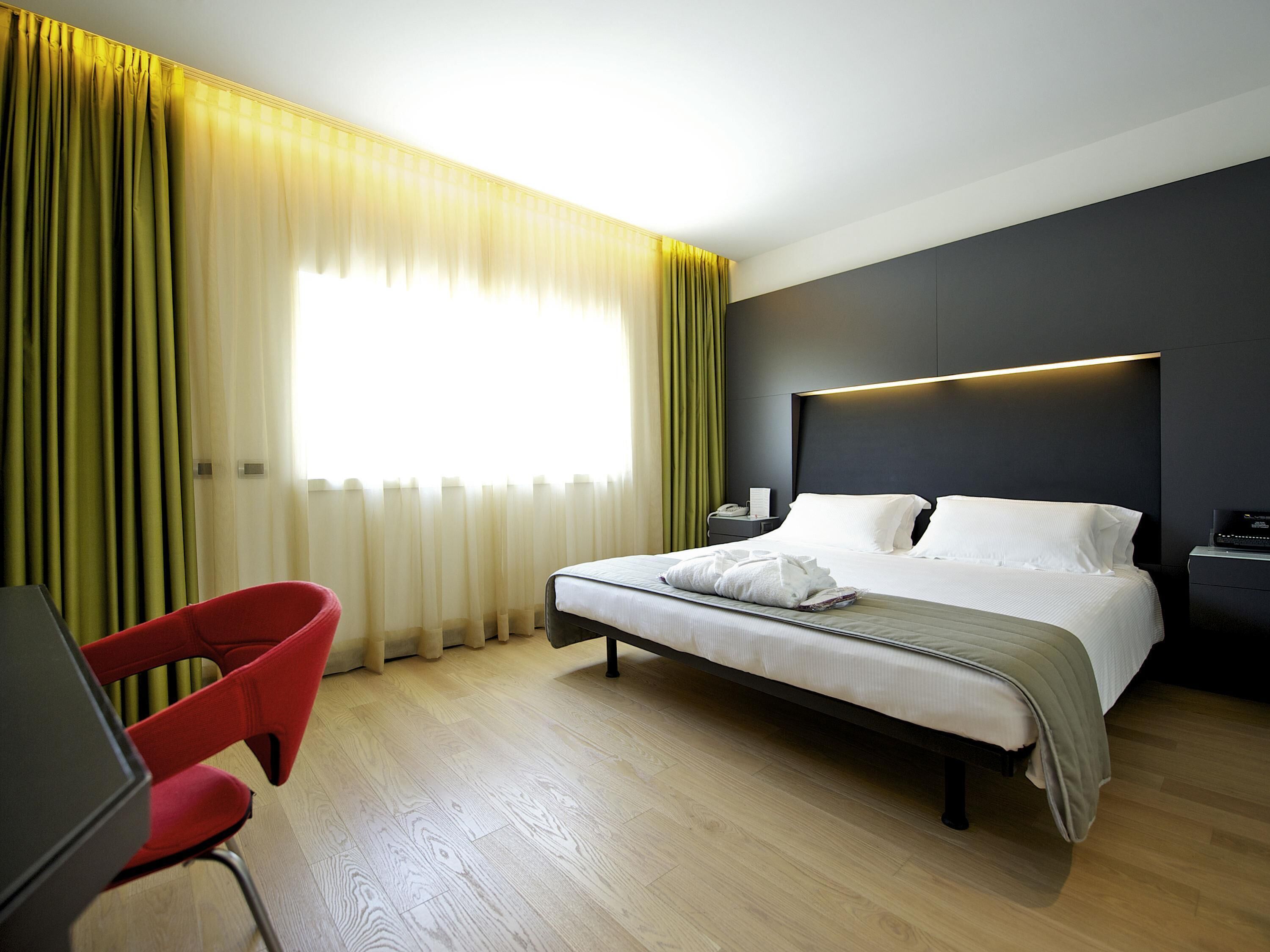 Suite junior, 1 cama matrimonial | Edredón, minibar, caja de seguridad en la habitación y escritorio 