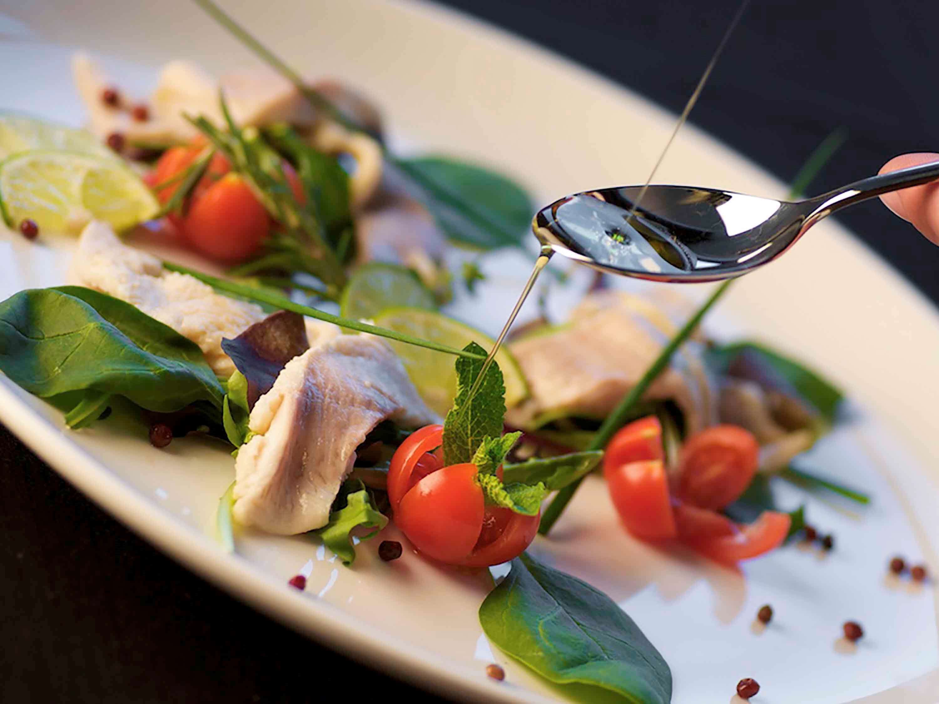 Un piatto di cibo con un cucchiaio.