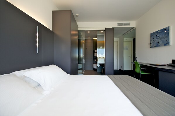 Habitación clásica, 1 cama matrimonial | Edredón, minibar, caja de seguridad en la habitación y escritorio 